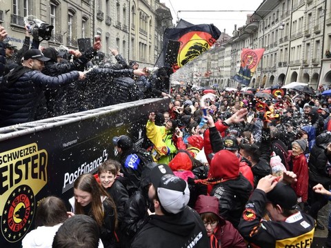 Des milliers de personnes acclament les joueurs du CP Berne