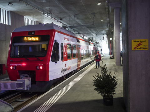 Un adolescent meurt électrocuté après avoir grimpé sur un train