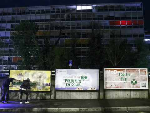 Pubs détournées à Genève pour alerter sur l'urgence climatique