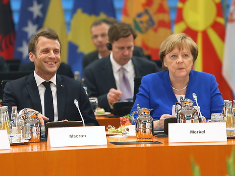 Macron et Merkel poussent la Serbie et le Kosovo à s'entendre