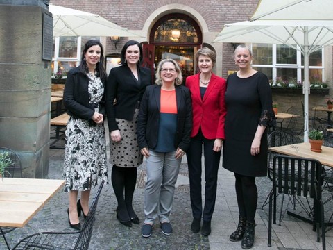 Sommaruga critique banques et compagnies d'assurance