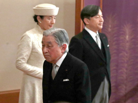 Naruhito devient empereur du Japon, début de l'ère Reiwa