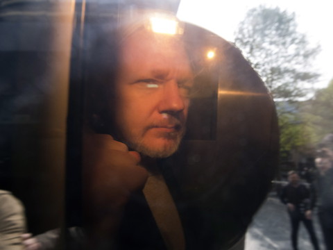 Julian Assange condamné à près d'un an de prison