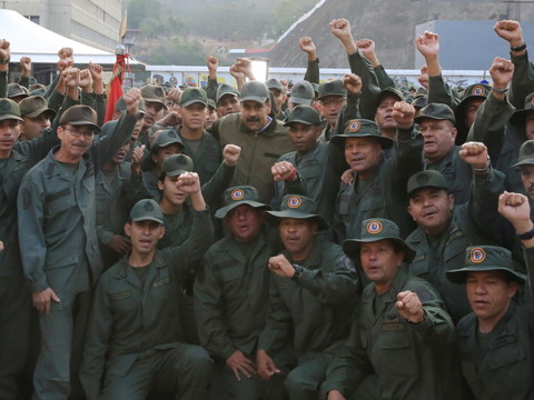 Venezuela: Maduro appelle l'armée à combattre 