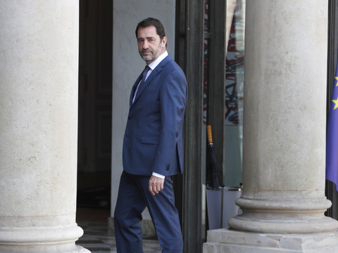 Le ministre français de l'Intérieur contraint au mea culpa