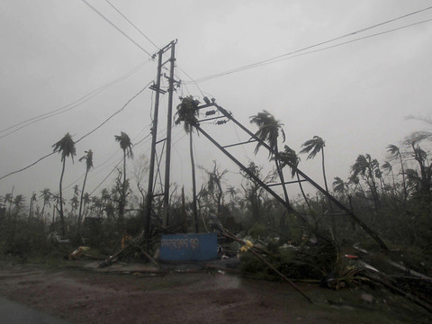 Le cyclone Fani affaibli touche le Bangladesh après l'Inde