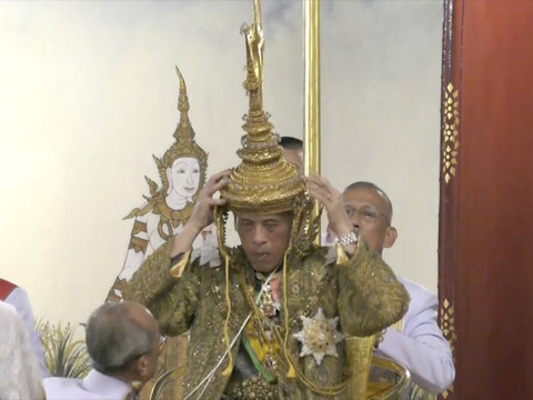Maha Vajiralongkorn couronné à 66 ans roi de Thaïlande