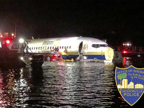 Un Boeing 737 finit son atterrissage dans un fleuve en Floride