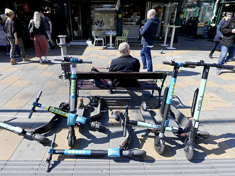 Trottinettes électriques bientôt bannies des trottoirs en France