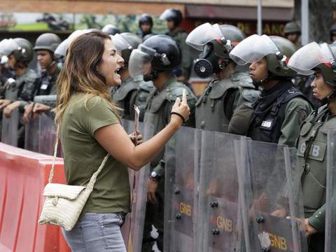 L'opposant vénézuélien Juan Guaido tente de s'allier l'armée