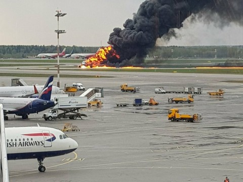 Au moins 13 morts dans l'atterrissage d'un avion en feu à Moscou