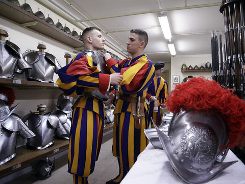 Vingt-trois nouveaux gardes suisses ont prêté serment