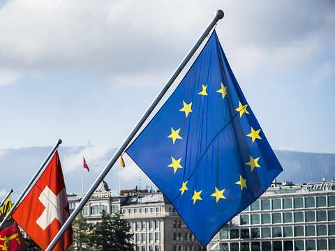 Un drapeau européen hissé à Fribourg suscite la colère de l'UDC
