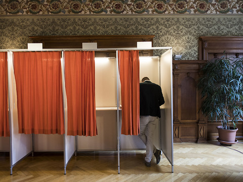 Un double oui attendu dans les urnes le 19 mai, selon deux sondages
