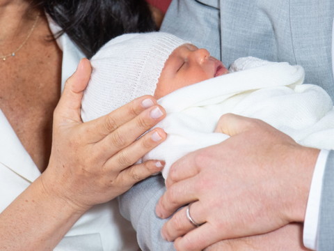 Le prince Harry et son épouse Meghan présentent leur fils Archie