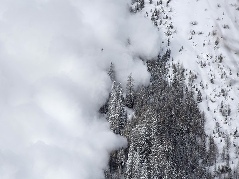 Une avalanche blesse quatre randonneurs en Valais