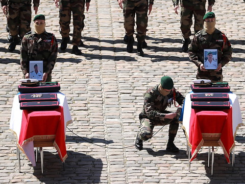 Dernier hommage aux deux militaires français tombés au Burkina