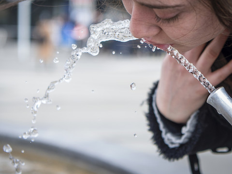 L'eau potable cartonne: 75% des Suisses en boivent régulièrement