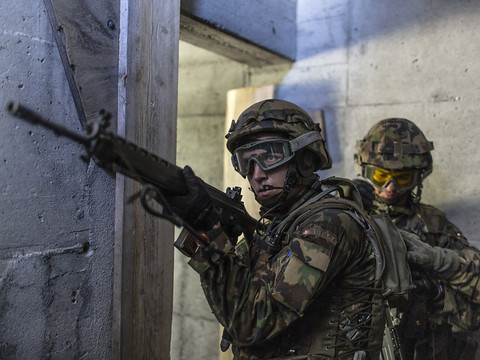 L'armée suisse doit se préparer à des conflits hybrides