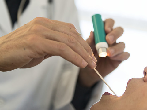 Un médecin doit maîtriser la langue de la région pour être admis