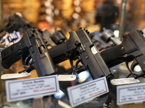 Les Suisses acceptent le durcissement sur les armes, l'UDC 