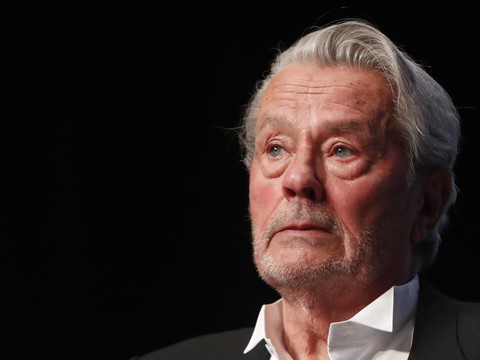 En larmes, le monstre sacré du 7e Art Alain Delon honoré à Cannes