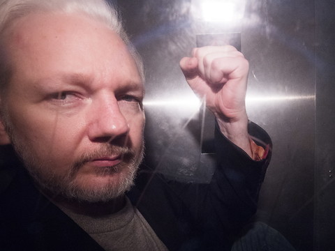 Suède: le parquet requiert la détention d'Assange dans l'affaire de viol