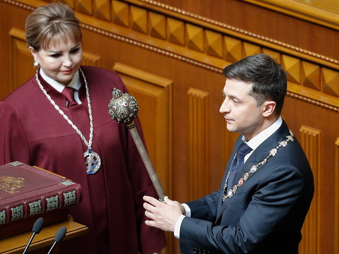 Ukraine: investi président, Volodymyr Zelensky dissout le Parlement