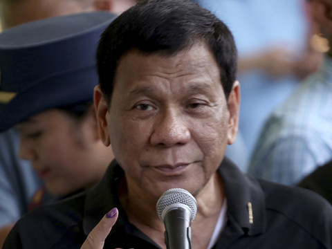 Le président philippin prend le contrôle du Sénat