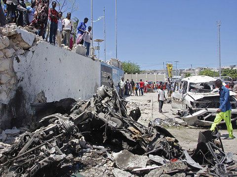 Cinq morts dont un ex-ministre dans l'explosion d'une voiture