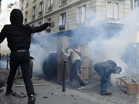 Extrême droite et extrême gauche dans le viseur du renseignement