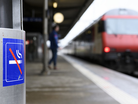 Transition en douceur pour bannir la clope des quais de gare