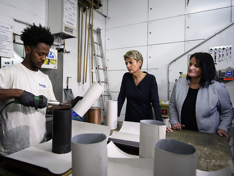 Karin Keller-Sutter visite une entreprise formatrice de réfugiés