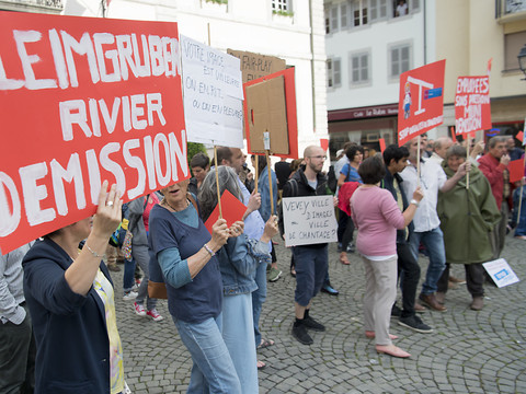 Vevey: un rassemblement appelle à la démission de deux élus