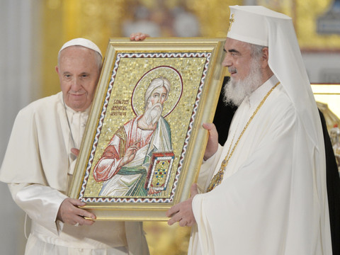 Accueil chaleureux pour le pape qui prêche le dialogue