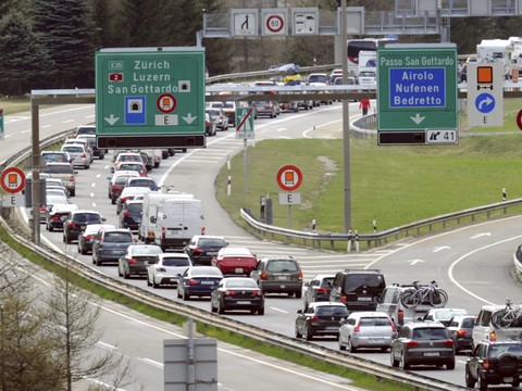 Bouchon de dix kilomètres devant l'entrée sud du Gothard