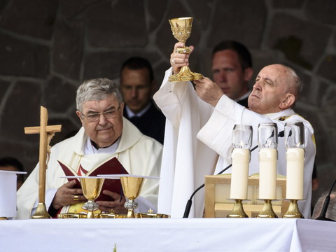 En Roumanie multiethnique, le pape fait l'éloge de la diversité
