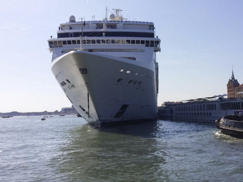 Panique à Venise devant un bateau de croisière hors de contrôle