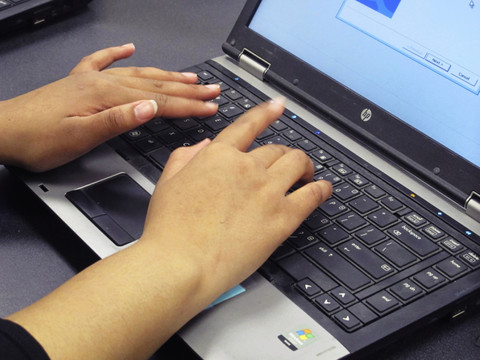 Elle trouve par hasard le mot de passe et lit les mails de son ex