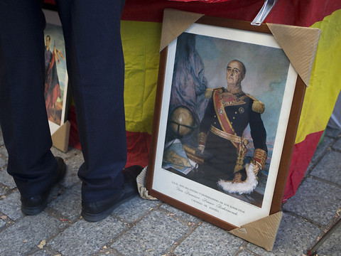 La justice espagnole suspend l'exhumation de Franco