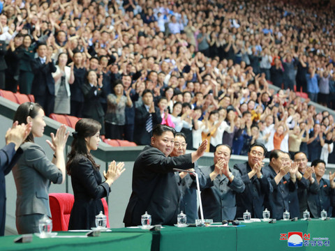Kim n'avait pas aimé, Pyongyang suspend son dernier spectacle géant