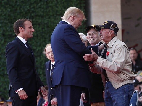 En Normandie, Macron et Trump célèbrent le D-Day et la liberté
