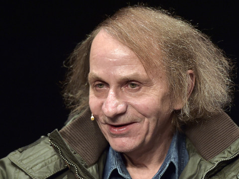 Son avion sent l'essence, l'écrivain Michel Houellebecq fait faux bond à Belgrade