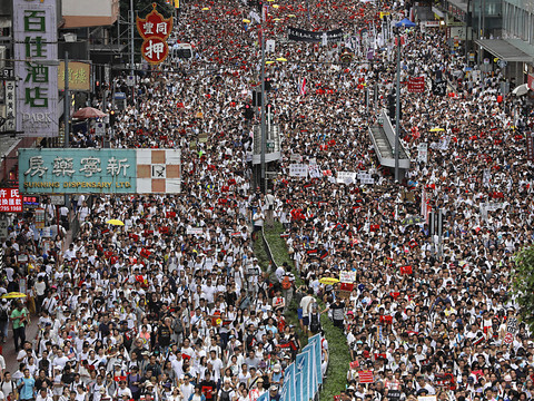 Manifestation monstre à Hong Kong contre un projet de loi