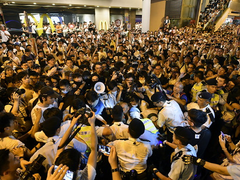 Hong Kong pour les extraditions vers Pékin malgré une manif monstre