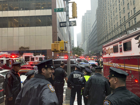 Un hélicoptère s'écrase sur un immeuble de Manhattan: un mort