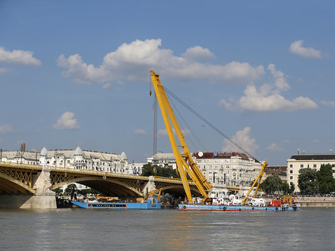 Naufrage à Budapest: la police sort de l'eau le bateau coulé