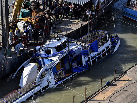 Naufrage en Hongrie: la police sort de l'eau le bateau coulé