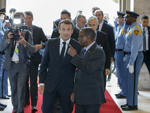 Macron et Merkel brandissent l'arme sociale pour éviter une guerre