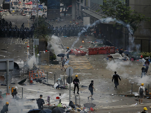 Hong Kong plongé dans les violences politiques